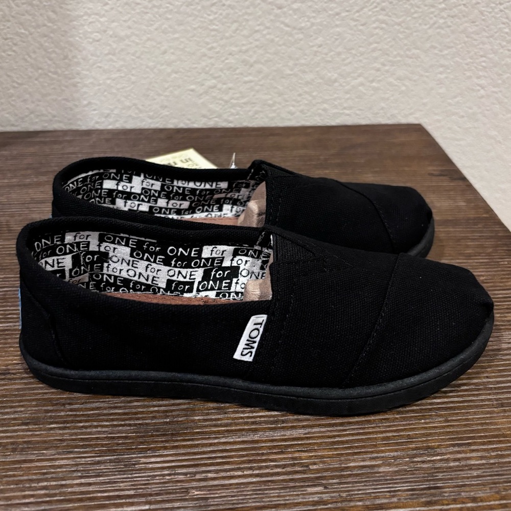 TOMS Classics Black Canvas in youth size 1